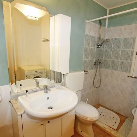 Red Apartment Salve