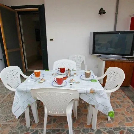 Red Apartment Salve