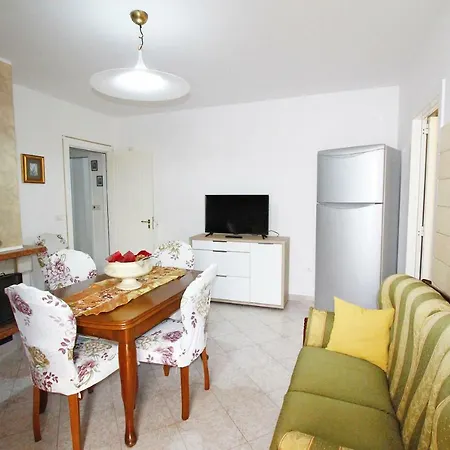 Red Apartment Salve